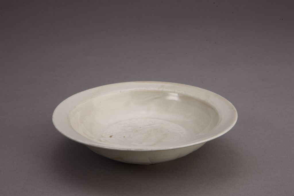 图片[1]-Huoxian kiln imitation Ding kiln white glaze printing peony plate-China Archive